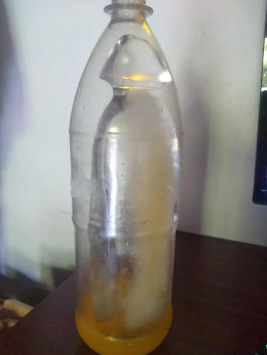 Бутылка со льдом растаяла и приняла форму грибка