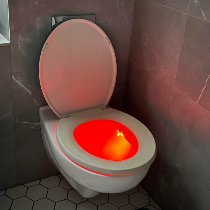 Нам дали туалетный свет, но он застрял на красном, который является самым ужасающим цветом, который может светиться из вашего туалета